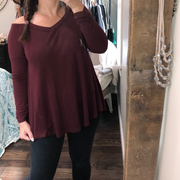 𝅺Umgee small oversized burgundy cold shoulder top - Picture 1 of 4